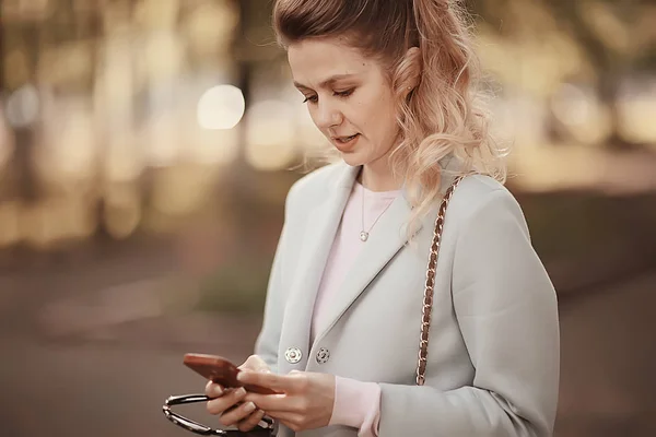 Bella Donna Bionda Che Indossa Cappotto Elegante Nel Parco — Foto Stock