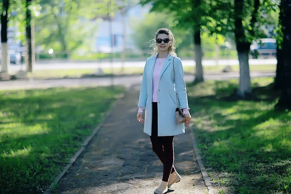 Portrait Young Happy Woman Wearing Stylish Coat Spring Park — Stock Photo, Image
