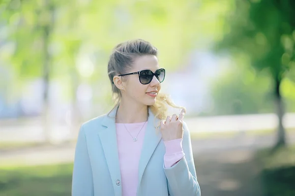 Jeune Femme Blonde Insouciante Dans Parc Printemps Bonheur Plaisir Concept — Photo