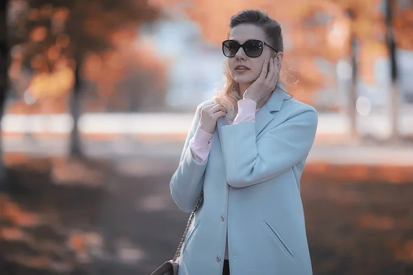 Belle Femme Relaxant Dans Parc Automne Arbres Jaunes Octobre — Photo