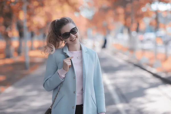 Bella Donna Rilassante Nel Parco Autunnale Alberi Gialli Ottobre — Foto Stock