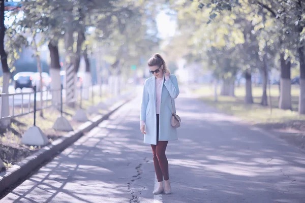 Portrait Young Happy Woman Wearing Stylish Coat Spring Park — Stock Photo, Image