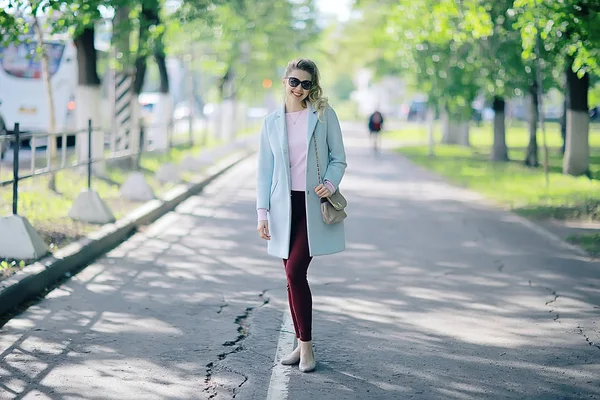 Schöne Blonde Frau Stylischem Mantel Park — Stockfoto