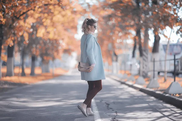 Schöne Frau Entspannt Sich Herbst Park Gelbe Bäume Oktober — Stockfoto