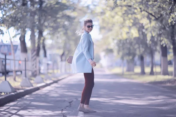 Retrato Joven Mujer Feliz Con Abrigo Elegante Parque Primavera — Foto de Stock