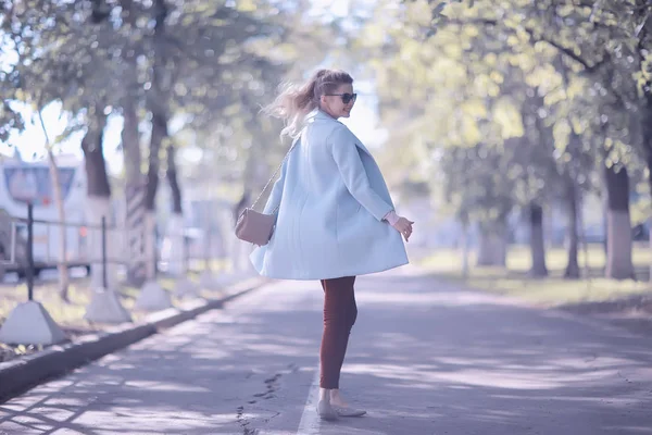 Hermosa Mujer Rubia Con Elegante Abrigo Parque — Foto de Stock