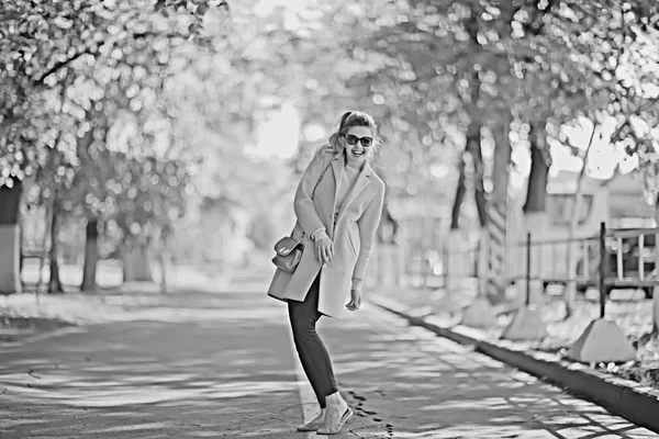 Bella Donna Bionda Che Indossa Cappotto Elegante Nel Parco — Foto Stock