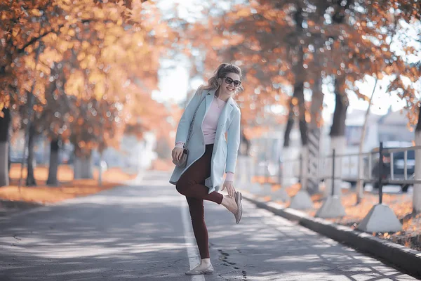 Bella Donna Rilassante Nel Parco Autunnale Alberi Gialli Ottobre — Foto Stock