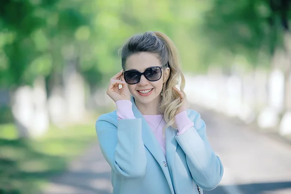 Portrait Belle Jeune Femme Portant Des Lunettes Soleil Dans Parc — Photo