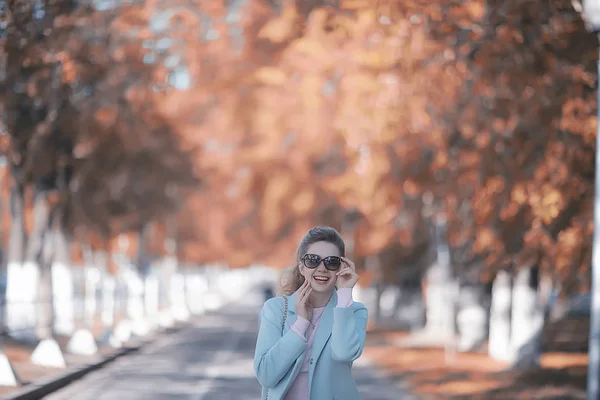 Belle Femme Relaxant Dans Parc Automne Arbres Jaunes Octobre — Photo