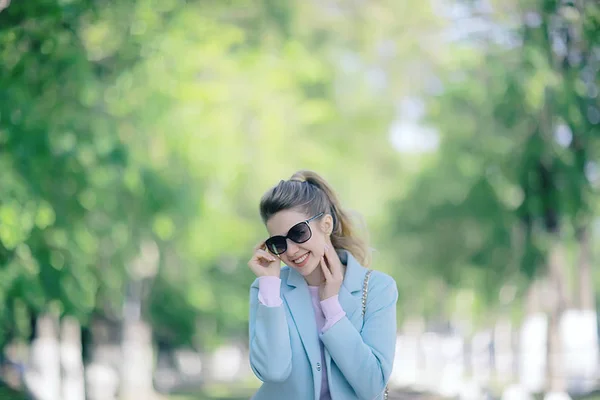 Jeune Femme Blonde Insouciante Dans Parc Printemps Bonheur Plaisir Concept — Photo