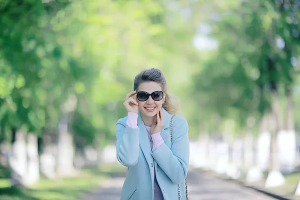 Bela Mulher Loira Vestindo Casaco Elegante Parque — Fotografia de Stock