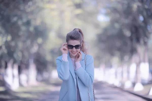 Ritratto Una Giovane Donna Felice Che Indossa Cappotto Elegante Nel — Foto Stock