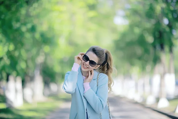 Vacker Blond Kvinna Iklädd Eleganta Blå Päls Park — Stockfoto