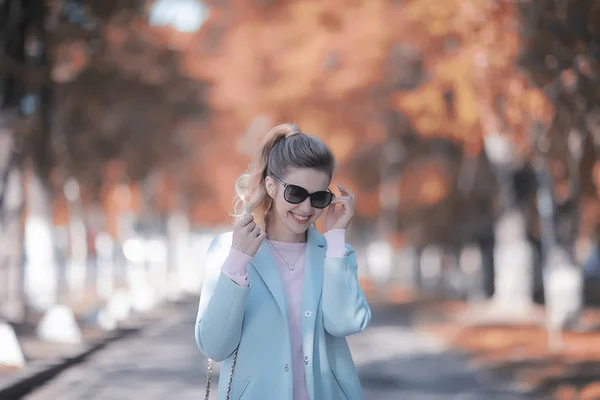 Hermosa Mujer Relajante Parque Otoño Árboles Amarillos Octubre — Foto de Stock