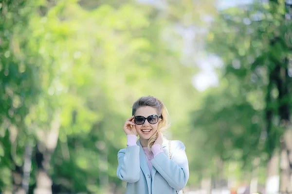 Spensierata Giovane Donna Bionda Nel Parco Primaverile Felicità Piacere Libertà — Foto Stock