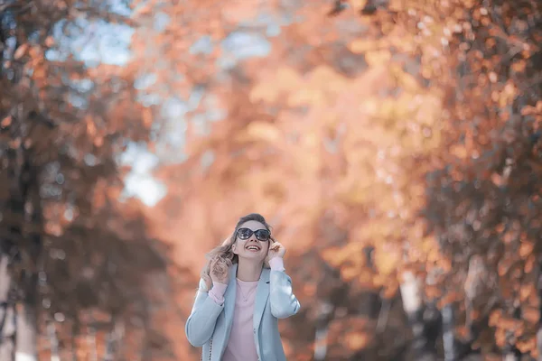 Schöne Frau Entspannt Sich Herbst Park Gelbe Bäume Oktober — Stockfoto