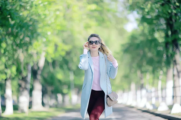 Jeune Femme Blonde Insouciante Dans Parc Printemps Bonheur Plaisir Concept — Photo