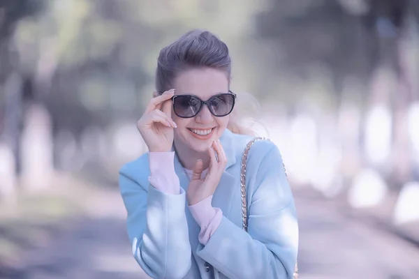 Retrato Una Hermosa Joven Con Gafas Sol Parque Primavera — Foto de Stock