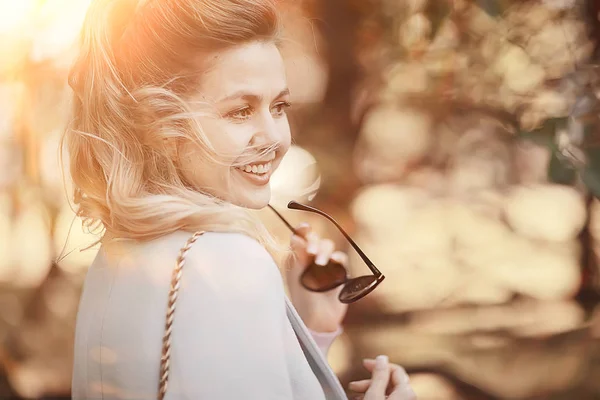 Mooie Vrouw Ontspannen Herfst Park Gele Bomen Oktober — Stockfoto