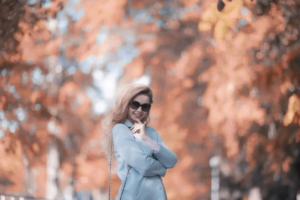 Hermosa Mujer Relajante Parque Otoño Árboles Amarillos Octubre —  Fotos de Stock