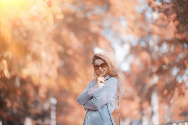 Schöne Frau Entspannt Sich Herbst Park Gelbe Bäume Oktober — Stockfoto