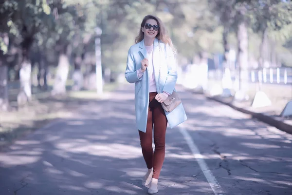 Retrato Joven Mujer Feliz Con Abrigo Elegante Parque Primavera — Foto de Stock