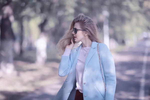 Bella Donna Bionda Che Indossa Cappotto Elegante Nel Parco — Foto Stock