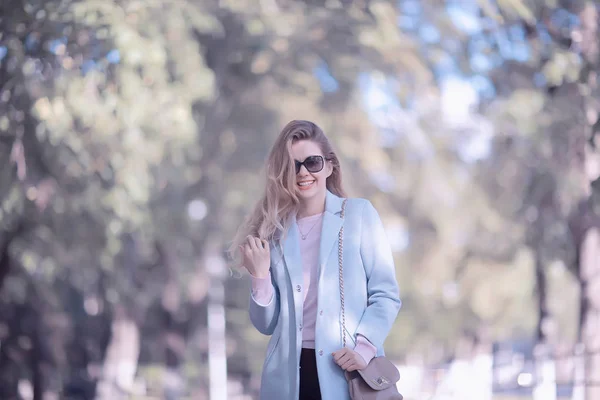 Retrato Joven Mujer Feliz Con Abrigo Elegante Parque Primavera —  Fotos de Stock