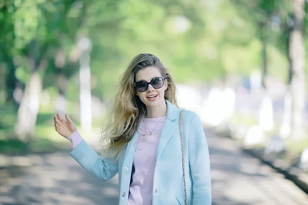 Портрет Молодой Счастливой Женщины Стильном Пальто Весеннем Парке — стоковое фото