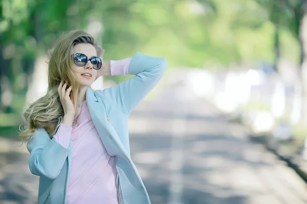 Szczęśliwa Młoda Kobieta Blondynka Parku Wiosny — Zdjęcie stockowe