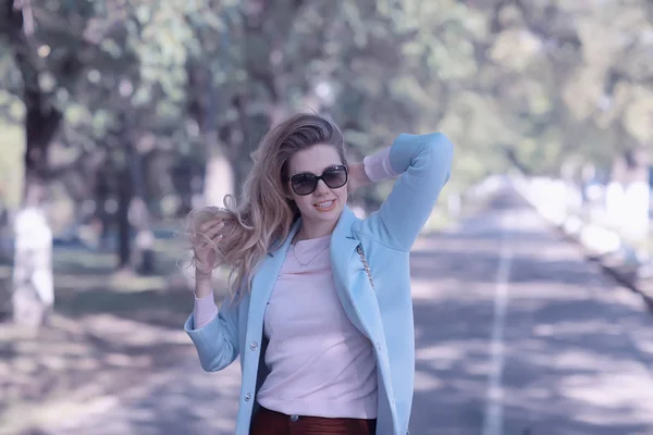 Jeune Femme Blonde Insouciante Dans Parc Printemps Bonheur Plaisir Concept — Photo