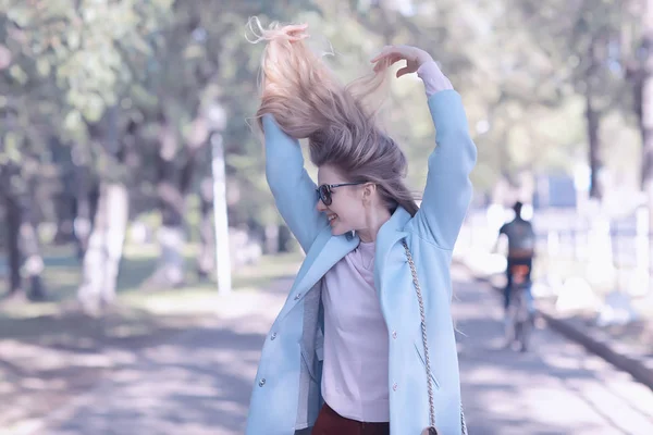 Retrato Joven Mujer Feliz Con Abrigo Elegante Parque Primavera — Foto de Stock