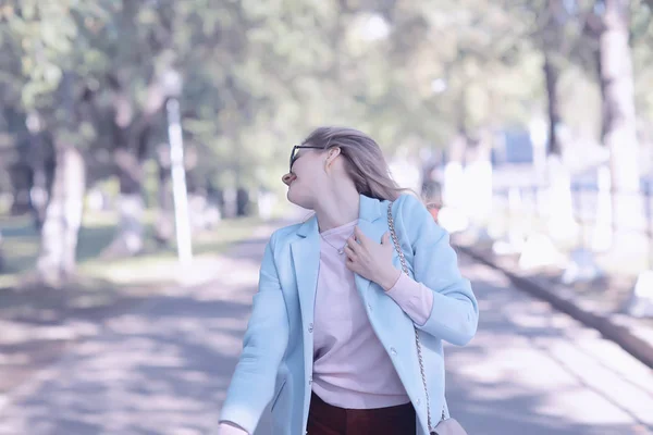 Jeune Femme Blonde Insouciante Dans Parc Printemps Bonheur Plaisir Concept — Photo