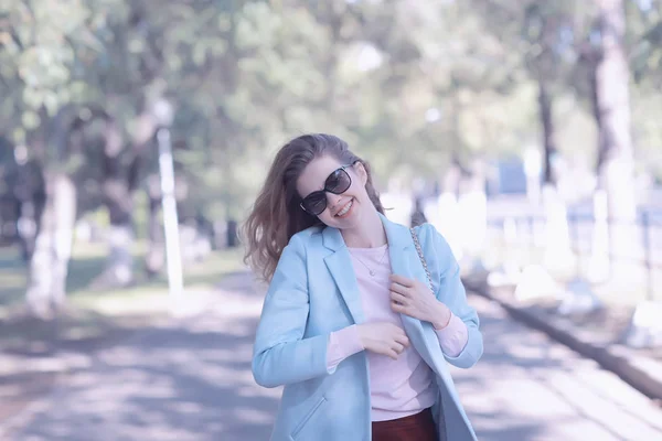 Portrait Jeune Femme Heureuse Portant Manteau Élégant Dans Parc Printemps — Photo