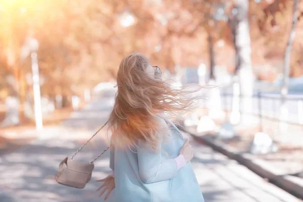 Schöne Frau Entspannt Sich Herbst Park Gelbe Bäume Oktober — Stockfoto