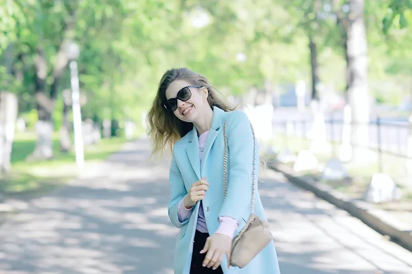 Bela Mulher Loira Vestindo Casaco Elegante Parque — Fotografia de Stock