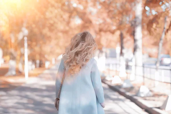 Mooie Vrouw Ontspannen Herfst Park Gele Bomen Oktober — Stockfoto