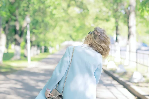 Bela Mulher Loira Vestindo Casaco Azul Elegante Parque — Fotografia de Stock