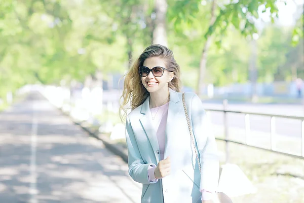 Retrato Una Hermosa Joven Con Gafas Sol Parque Primavera — Foto de Stock