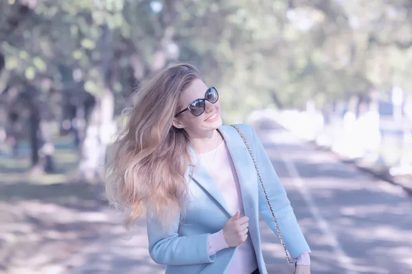 Retrato Joven Mujer Feliz Con Abrigo Elegante Parque Primavera — Foto de Stock