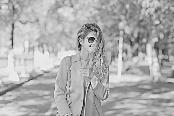 Retrato Joven Mujer Feliz Con Abrigo Elegante Parque Primavera — Foto de Stock