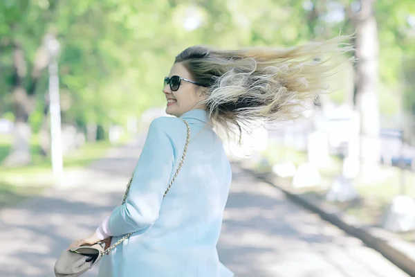 Krásná Blondýna Žena Nosí Stylový Kabát Parku — Stock fotografie