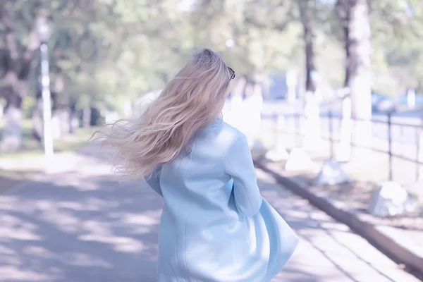 Parkta Şık Mavi Ceket Giyen Güzel Sarışın Kadın — Stok fotoğraf