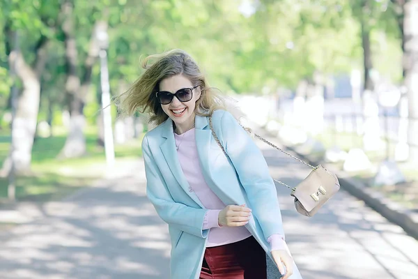 Retrato Una Hermosa Joven Con Gafas Sol Parque Primavera —  Fotos de Stock