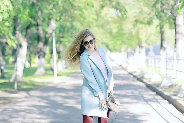 Despreocupada Joven Rubia Parque Primavera Felicidad Placer Concepto Libertad — Foto de Stock