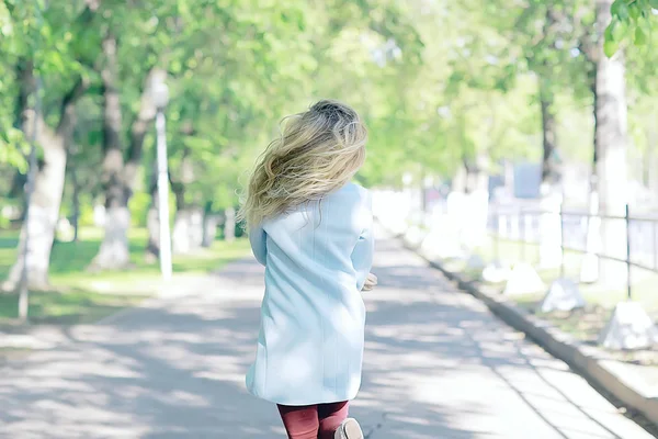 Retrato Jovem Mulher Feliz Vestindo Casaco Elegante Parque Primavera — Fotografia de Stock