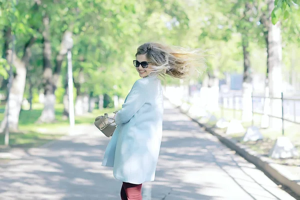 Vacker Blond Kvinna Iklädd Eleganta Päls Park — Stockfoto