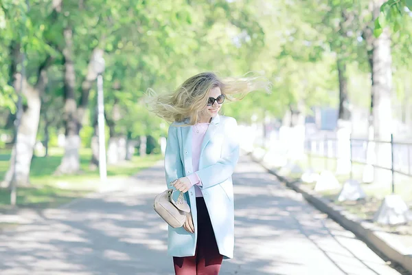 Vacker Blond Kvinna Iklädd Eleganta Päls Park — Stockfoto