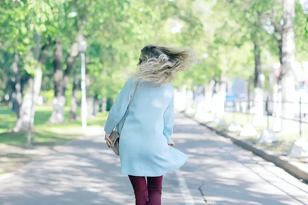 Belle Femme Blonde Portant Manteau Élégant Dans Parc — Photo